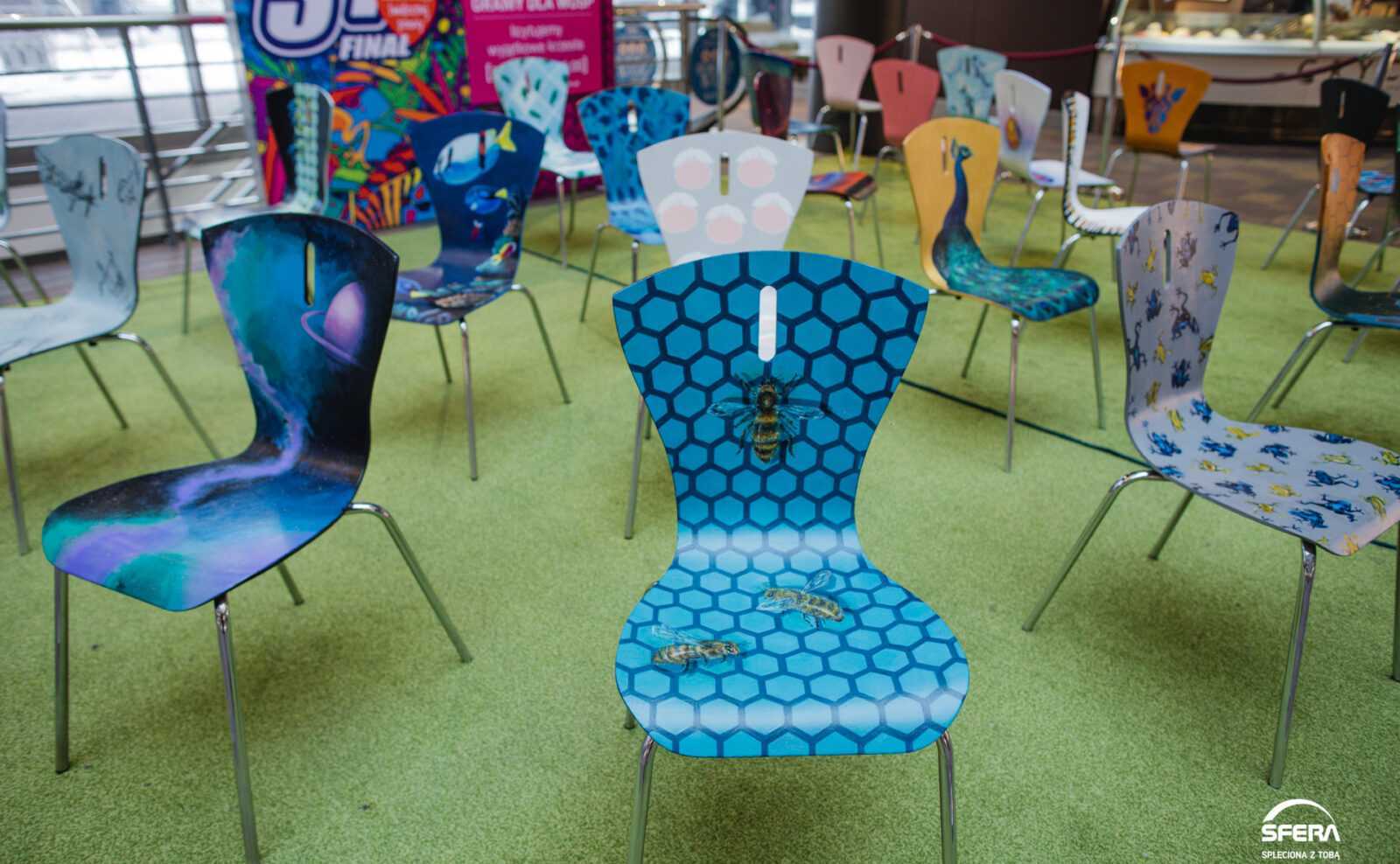 Unikatowe krzesła wystawione na licytacje WOŚP