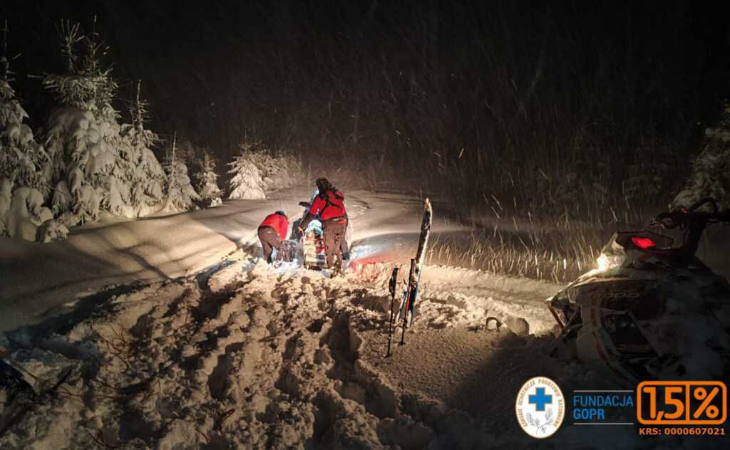 Babia Góra: Spędzili noc w jamie śnieżnej – GOPR ruszył na ratunek turystom