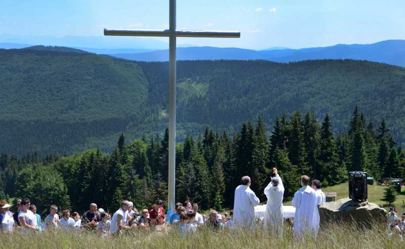 Ewangelizacja w Beskidach 2023 – wejdą na szczyty aby wziąć udział we Mszy Św.