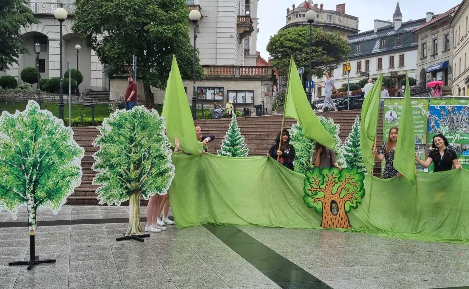 Na Pl. Chrobrego stanęły drzewa – Akcja Fundacji Arka na rzecz środowiska – [FOTO]