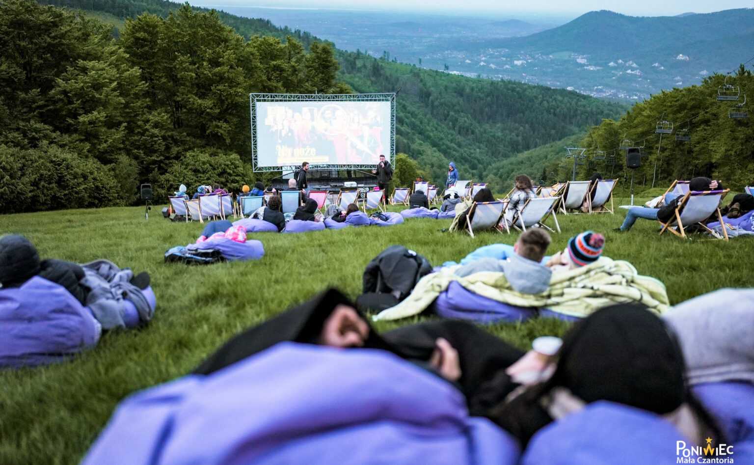 Wyjątkowy weekend: Kino plenerowe połączone z obserwacją spadających gwiazd.