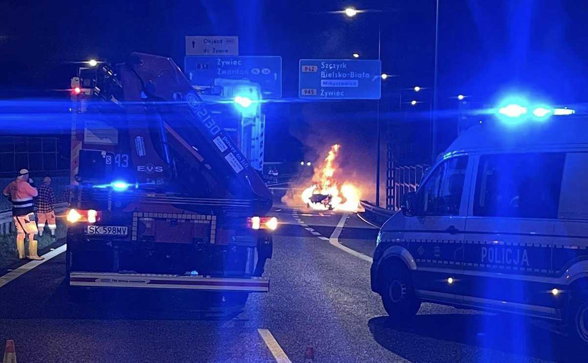 Nocny wypadek na obwodnicy – samochody stanęły w płomieniach
