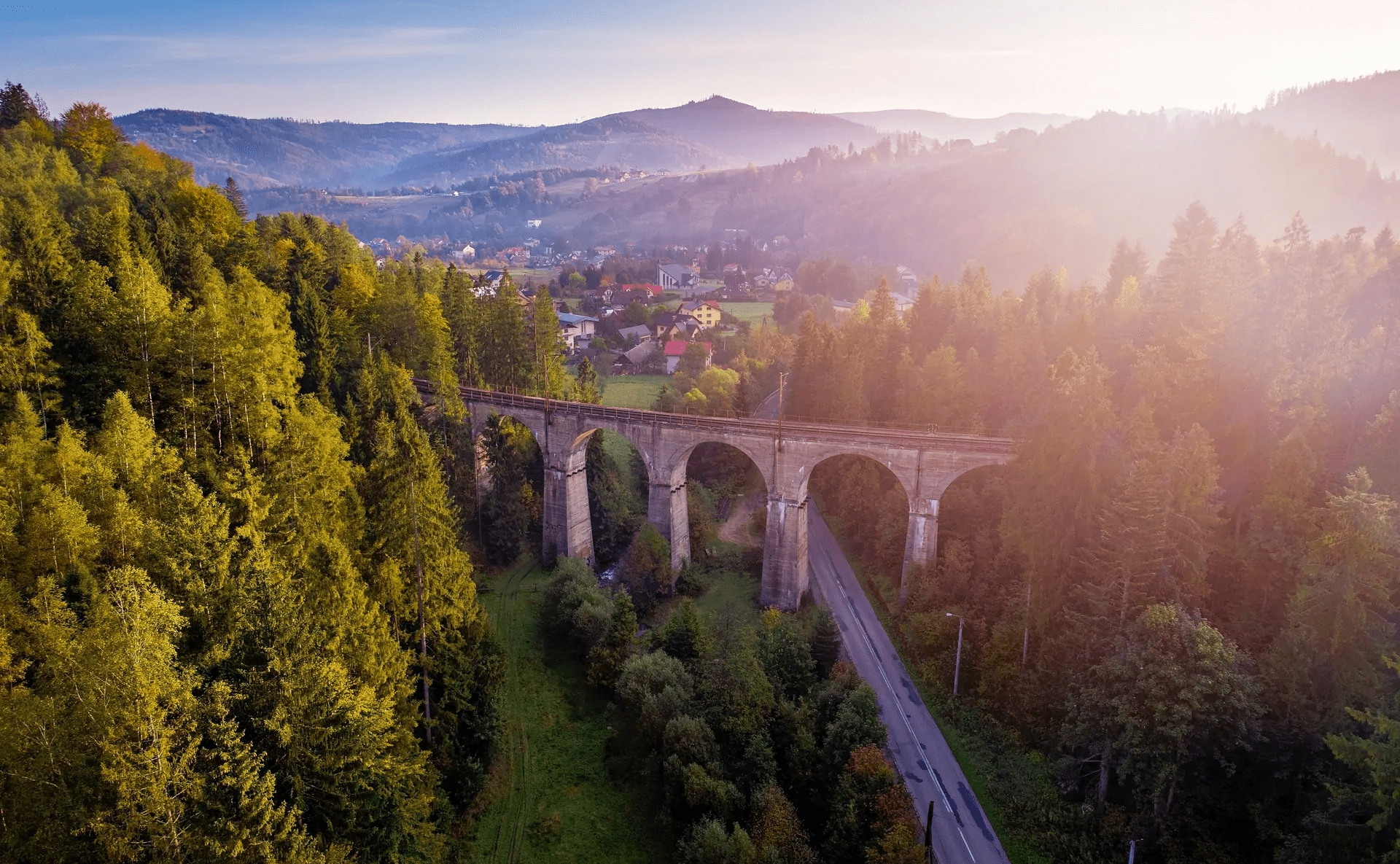 Historia popularnego wiaduktu w Beskidach – 90 lat spektakularnej konstrukcji inżynierskiej