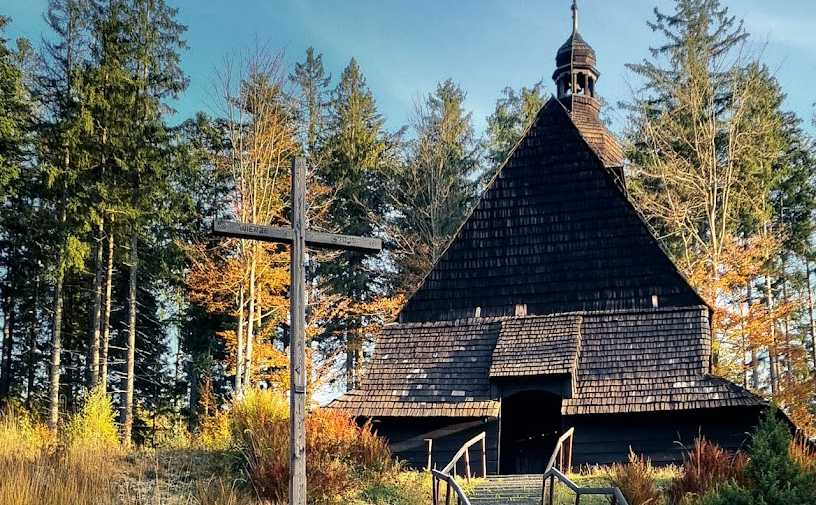 Kościół Świętego Krzyża w Istebnej: Skarb Beskidzkiej Architektury Drewnianej