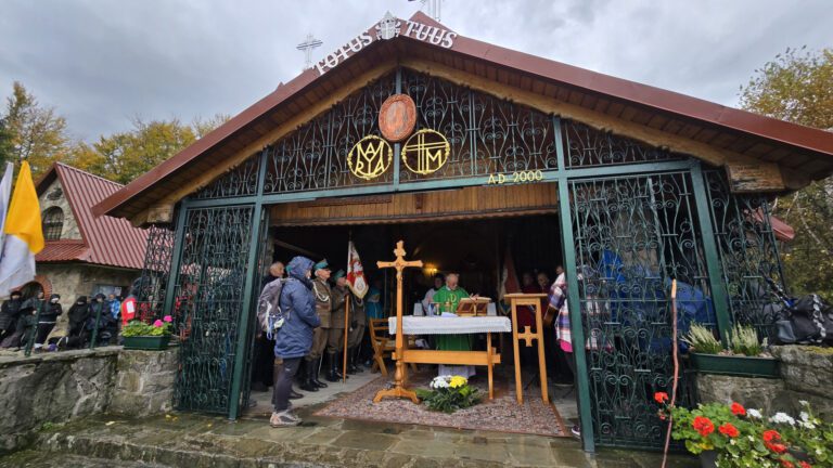 30-lecie Kaplicy na Groniu Jana Pawła II i upamiętnienie Stefana Jakubowskiego. W niedzielę wyjątkowe uroczystości w Beskidach