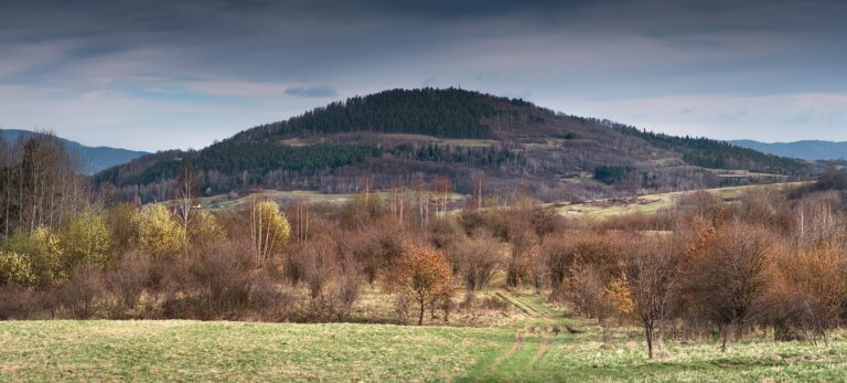 Tajemnicze legendy Góry Grojec – skarby, duchy i miłość ukryta w sercu Beskidów