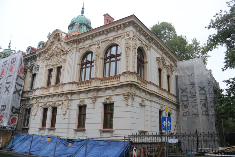 Pałacyk Rosta w Bielsku-Białej odzyskuje dawny blask. Trwa kompleksowy remont Pedagogicznej Biblioteki Wojewódzkiej