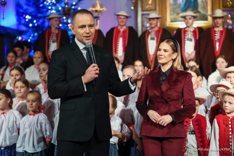 Beskid Śląski i góralskie kolędy. Karol Nawrocki wśród publiczności wyjątkowego koncertu w Koniakowie