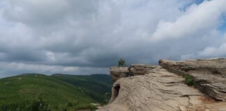 Malinowska Skała: legendy o kogucim pianiu, niedokończonej pracy i kamieniu pozostawionym w górach Malinowska Skała