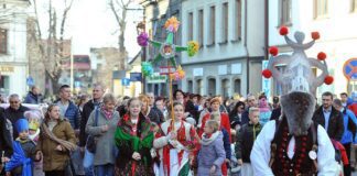 IX Żywiecki Orszak Trzech Króli. Msza z bp. Romanem Pindlem, przemarsz na Rynek i zbiórka dla Zuzanny Rodak