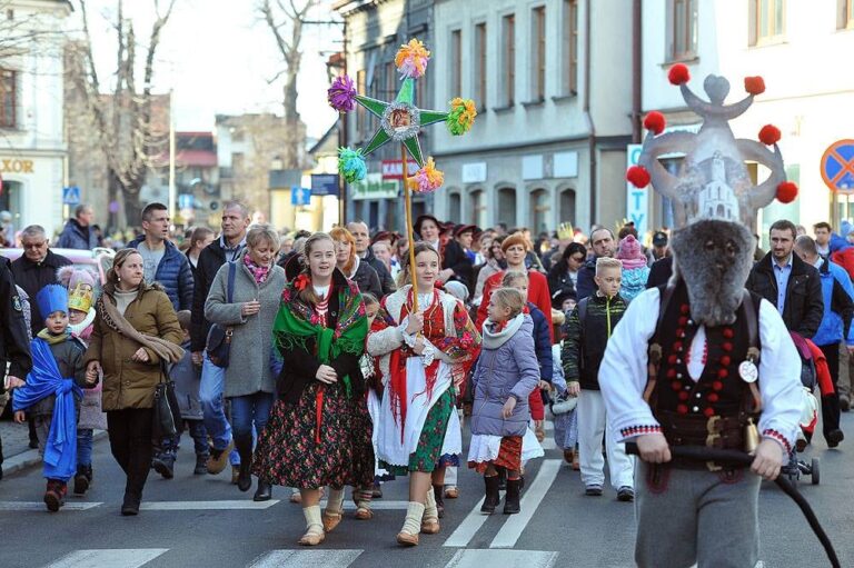 IX Żywiecki Orszak Trzech Króli. Msza z bp. Romanem Pindlem, przemarsz na Rynek i zbiórka dla Zuzanny Rodak
