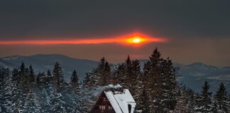 Bacówka na Krawcowym Wierchu – Mała chata i wielkie widoki w Beskidzie Żywieckim Bacówka PTTK na Krawcowym Wierchu