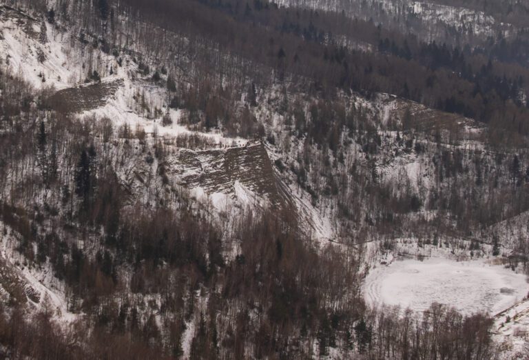 Kamieniołom w Kozach – tu Beskid Mały pęka i odsłania 100 milionów lat historii
