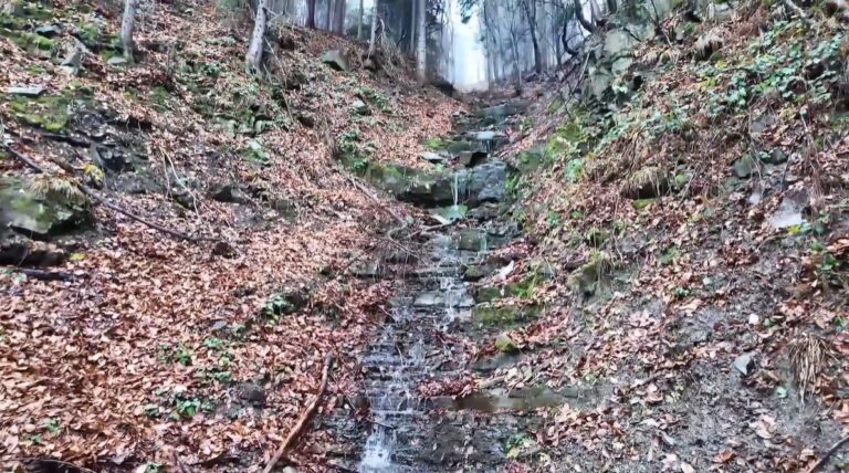 [Wideo] Wodospad Konradowy pod Górą Żar – seria kaskad i skalnych progów w potoku