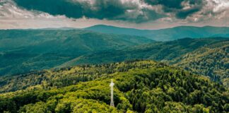 Hrobacza Łąka i krzyż, który stał się jednym z najbardziej rozpoznawalnych znaków Podbeskidzia hrobacza łąka