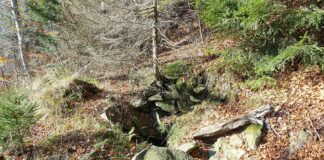 Jaskinia w Trzech Kopcach – sekrety Groty Klimczoka ukrytej w sercu Beskidu Śląskiego jaskinia w trzech kopcach - grota klimczoka