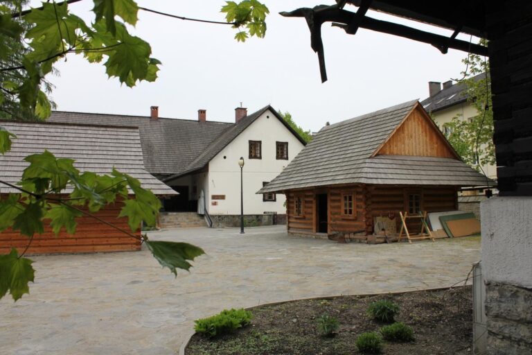 Nowa atrakcja w Beskidach: Chata Gospodarza powstaje przy Muzeum Beskidzkim w Wiśle