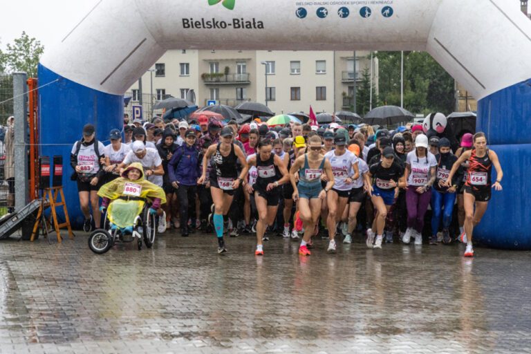 Ruszyły zapisy na Bieg KoBBiet 2026 w Bielsku-Białej. Uczestniczki pobiegną, by wesprzeć dzieci w spektrum autyzmu.