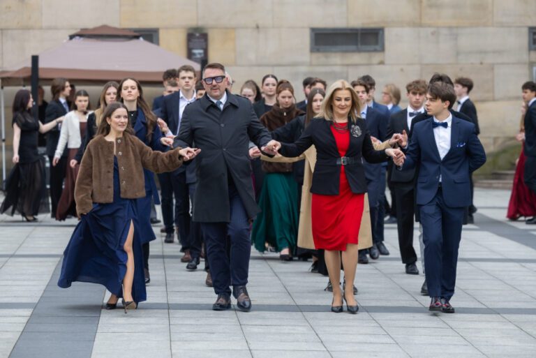 Maturzyści zatańczyli w centrum Bielska-Białej. Polonez na Placu Chrobrego przyciągnął tłumy