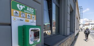 Trzy nowe AED w Bielsku-Białej. Miasto ma już 25 defibrylatorów, a służby dostają alarm od razu