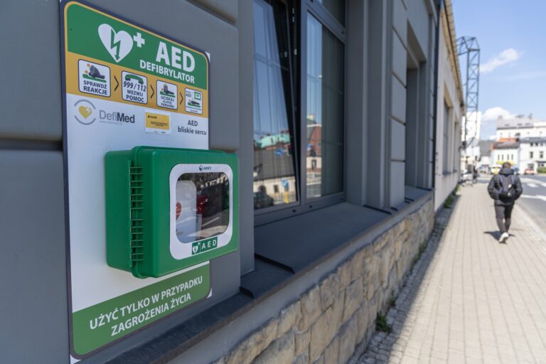 Trzy nowe AED w Bielsku-Białej. Miasto ma już 25 defibrylatorów, a służby dostają alarm od razu