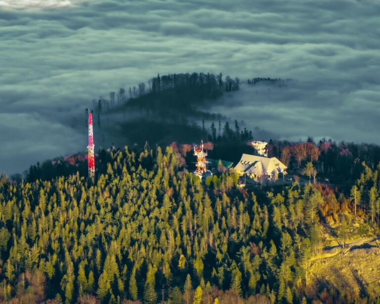 Majówka na Szyndzielni 2026. Największa flaga w Beskidach, kolejka do wieczora i atrakcje dla rodzin