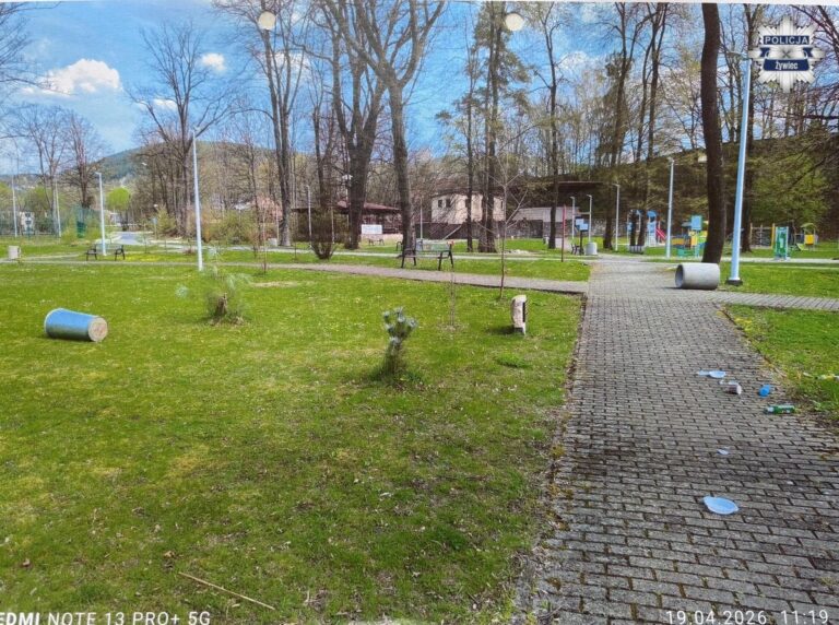Zniszczyli park i amfiteatr w Łękawicy. Dwóch 21-latków zatrzymanych po dewastacji