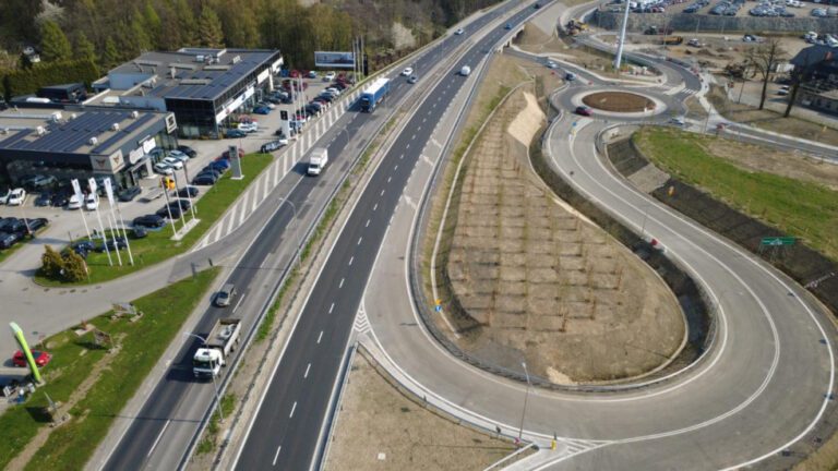 Duża zmiana na ważnym węźle w Bielsku-Białej. Kierowcy już jadą nowym układem, rusza też nowy przystanek