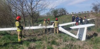 Awaryjne lądowanie szybowca w Bielsku-Białej. Na miejscu pracują wszystkie służby ratunkowe Awaryjne lądowanie szybowca w Bielsku-Białej. Na miejscu pracują wszystkie służby ratunkowe