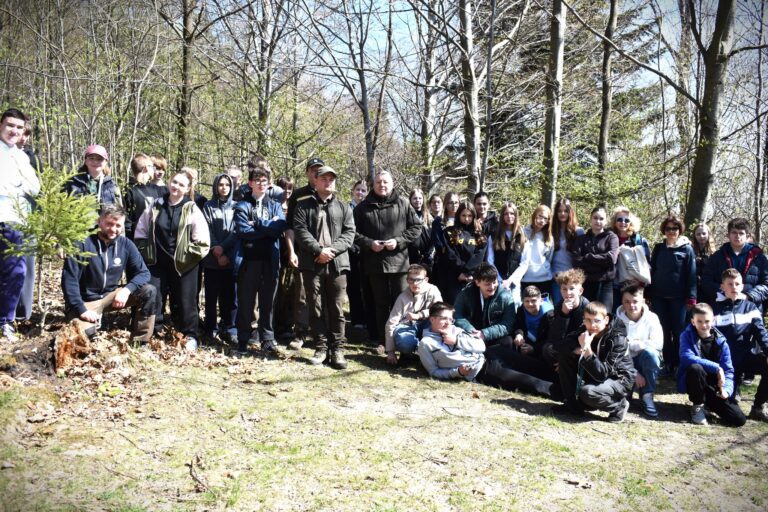 100 nowych drzew w Beskidach. Tak młodzież uczciła Dzień Ziemi w Węgierskiej Górce