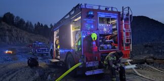 Pożar lasu pod Czuplem. Strażacy ciągnęli 400-metrową linię gaśniczą po stromym zboczu