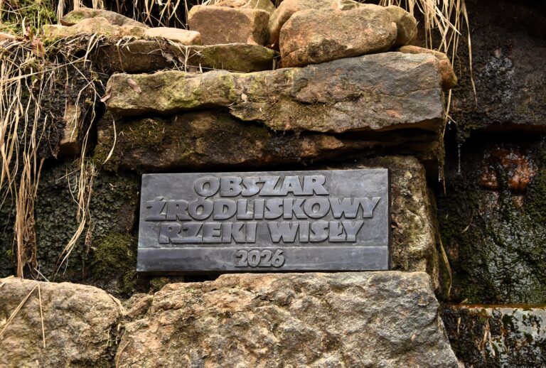 To nie jest zwykła tablica w górach. Tak uporządkowano dojście do symbolicznych źródeł Wisły