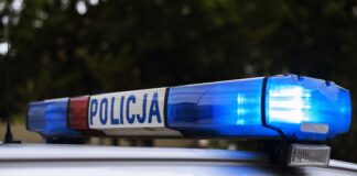 Uderzył elektrycznym crossem w samochód i uciekł. Policja prosi o pomoc po kolizji w Kozach