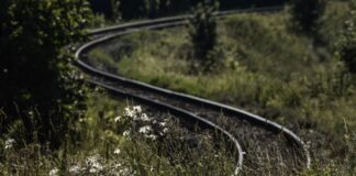 Groźne zderzenie BMW z pociągiem w Cięcinie. Na miejsce wezwano LPR, jedna z kobiet trafiła do szpitala Groźne zderzenie BMW z pociągiem w Cięcinie. Na miejsce wezwano LPR, jedna z kobiet trafiła do szpitala