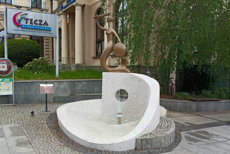 Remont trwał etapami, efekt widać od razu. Syrenka w Bielsku-Białej odnowiona