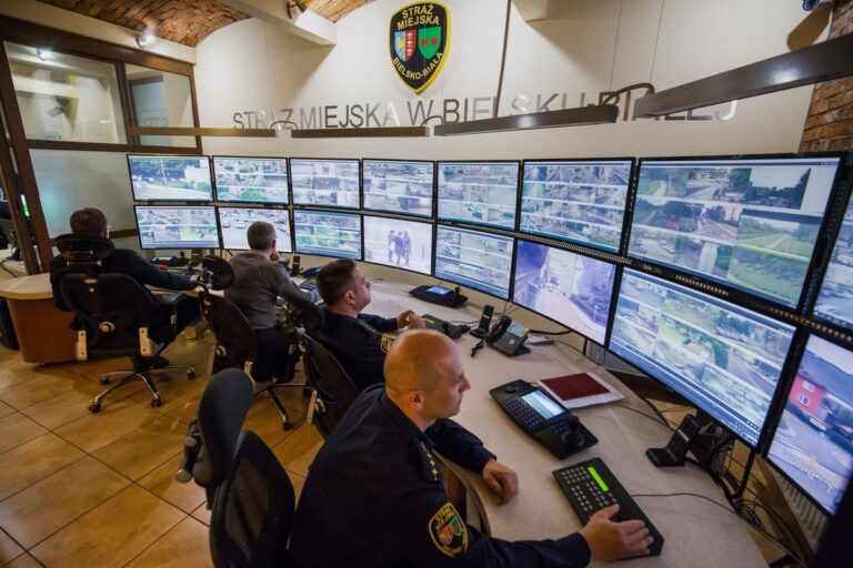 87-latka zostawiła torebkę i przepadła bez śladu. Policja namierzyła ją dzięki kamerom