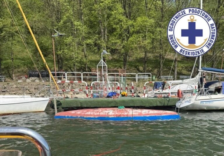 Niebezpieczne zdarzenie na Jeziorze Żywieckim. Ratownicy ruszyli do wywróconego jachtu