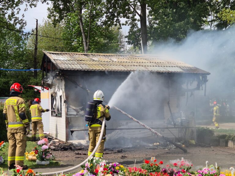 Pożar kwiaciarni w Bielsku-Białej. Ogień strawił obiekt przy ul. Jana Chrzciciela