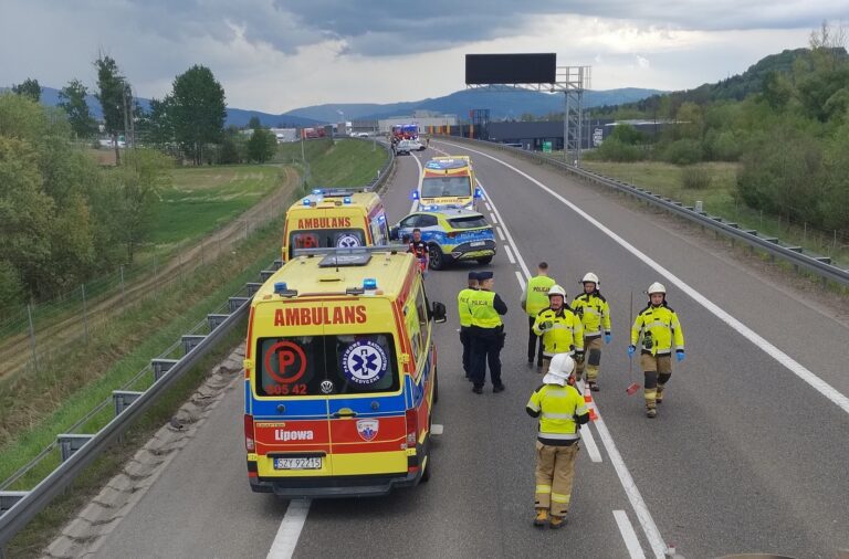 Wypadek na trasie S1 w Wieprzu. Cztery osoby przewieziono do szpitala