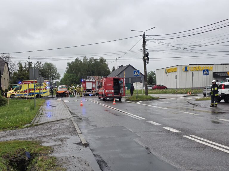 Poranny wypadek w Kaniowie. Zderzyły się dwa auta, jedna osoba trafiła pod opiekę ratowników