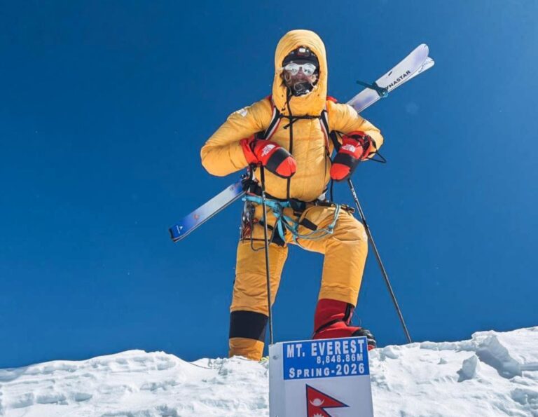 Bielszczanin znów przesuwa granice w Himalajach. Zdobył Everest i zjechał z niego na nartach