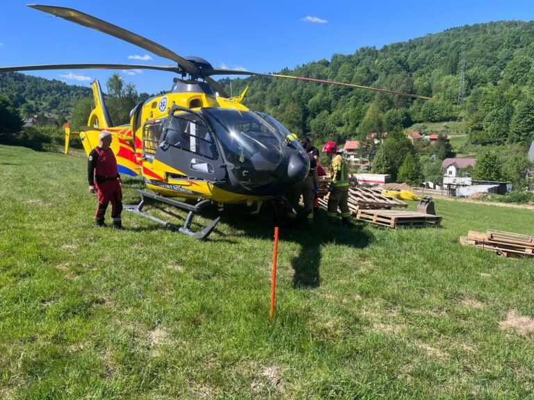 Byk zaatakował mieszkańca w Nieledwi. Na miejsce wezwano śmigłowiec LPR