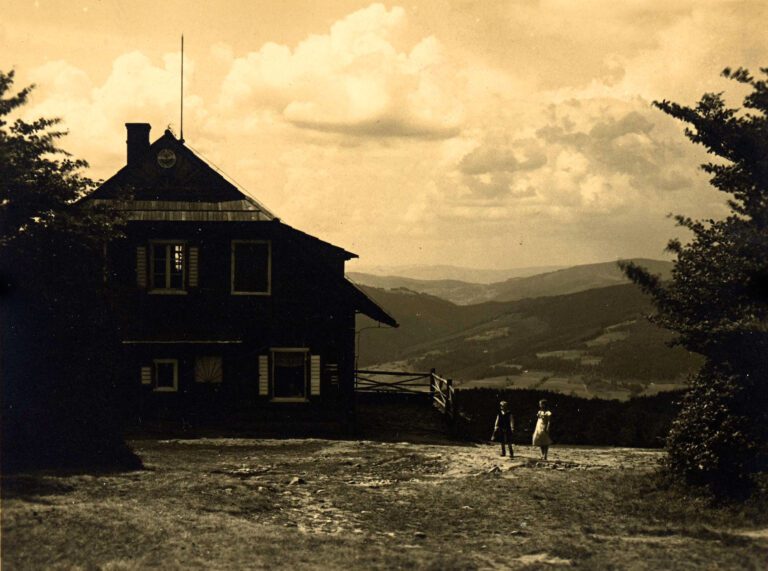 Schronisko na Błatniej to nie tylko znane miejsce w górach. Za tym budynkiem stoi kawał regionalnej historii