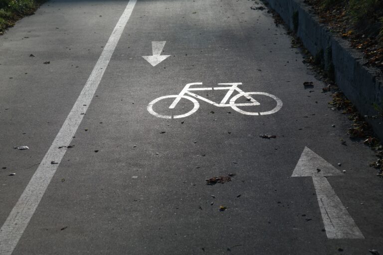 VeloBiała rusza z budową. W planach droga rowerowa, kładka i oświetlenie całej trasy