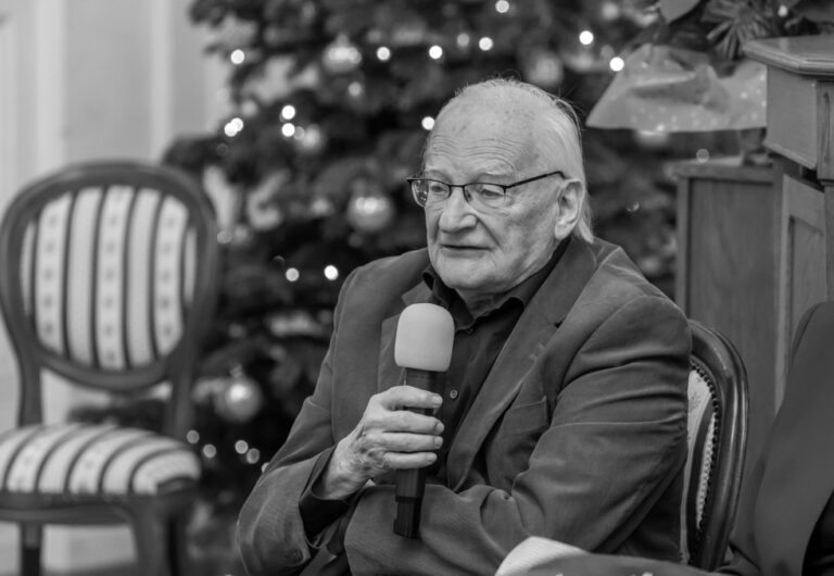 Ciemne okulary i głos, który elektryzował miliony. Nie żyje absolutna legenda polskiej telewizji