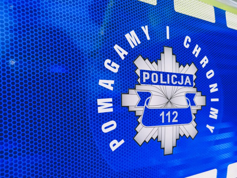 Mężczyzna siedział na parapecie dziesiątego piętra. Dzielnicowy spokojną rozmową zapobiegł tragedii