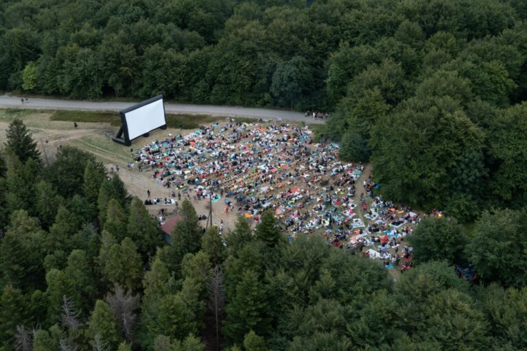 Kino plenerowe wraca na Szyndzielnię. Dwa letnie seanse pod gołym niebem