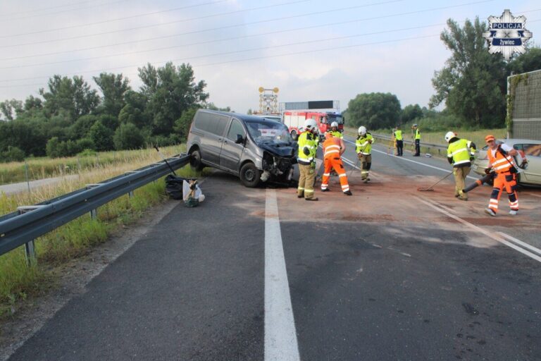 Wypadek na S1 przed węzłem Browar. Trzy pojazdy, dwie osoby w szpitalu i droga zablokowana na kilka godzin