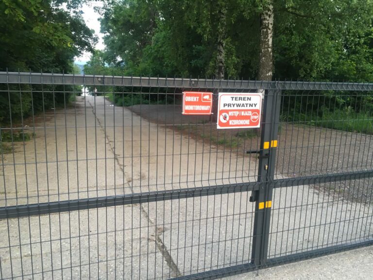 Brama zamknęła dojazd do „Wyspy” w Zarzeczu. Spór o drogę nad jeziorem trafił do urzędników