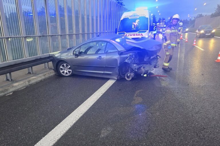 Groźne zdarzenie na S52. Peugeot rozbił się na barierach, kobieta trafiła do szpitala
